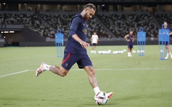 Neymar é ovacionado, mas não sai do banco em derrota do PSG