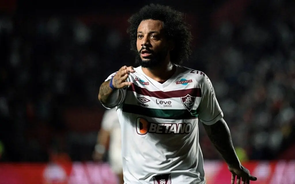 Cenas fortes: jogador de time argentino quebra a perna em lance com Marcelo 