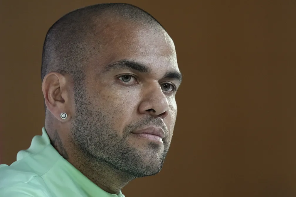 Daniel Alves é formalmente indiciado na Espanha; jogador é suspeito de estuprar mulher em boate