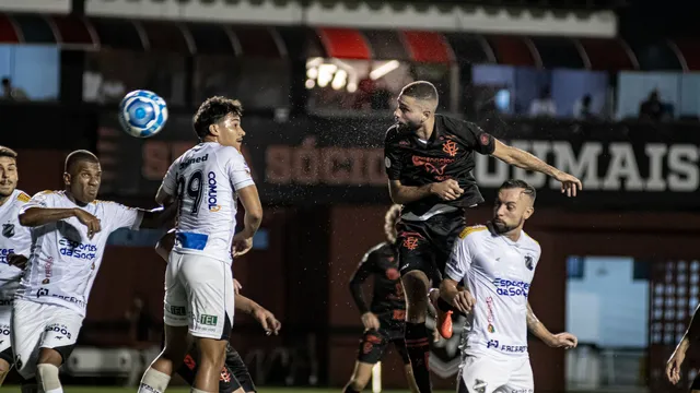 Com dois gols no fim, Vitória vence o ABC, mantém sequência invicta e retoma liderança