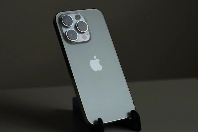 Casal vende filho de oito meses para comprar iPhone 14