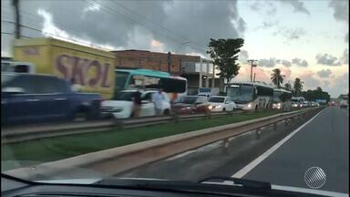Protesto de rodoviários provoca engarrafamento na Estrada do Coco