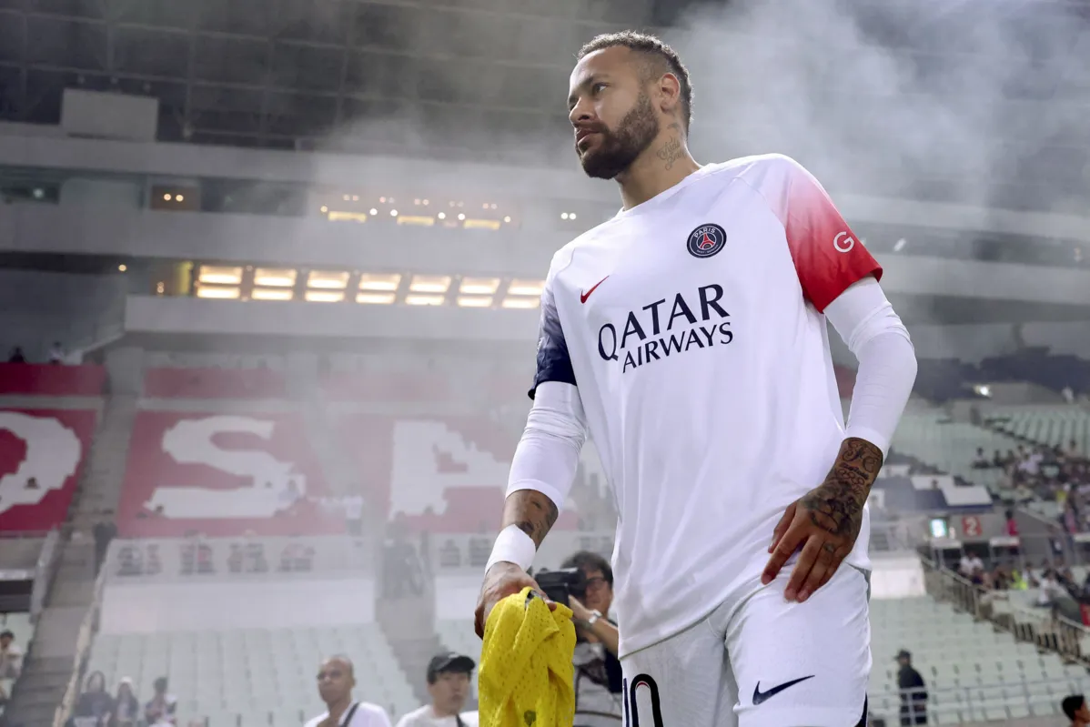Neymar volta a jogar após 5 meses e marca dois gols em vitória do PSG