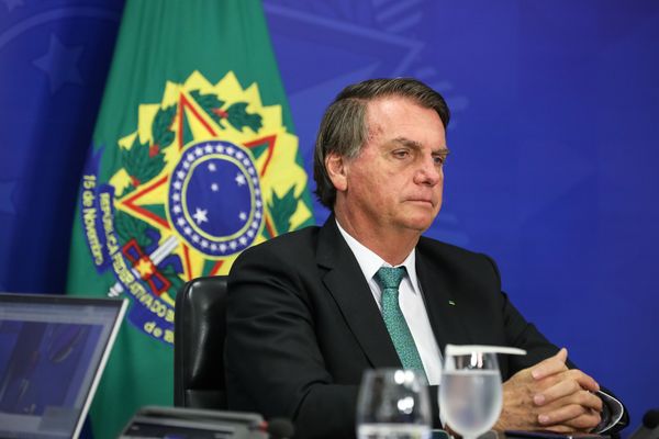 E-mail do Planalto registra que Bolsonaro recebeu saco de 'pedras preciosas' e guardou em cofre