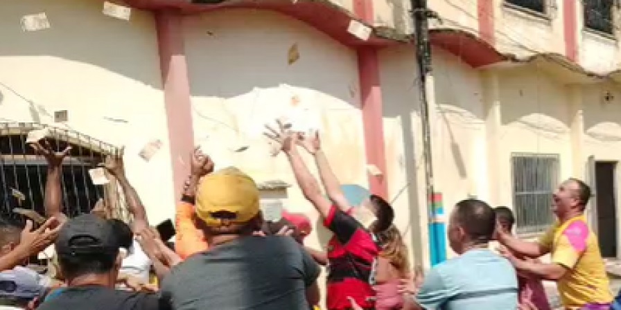 Vereador joga dinheiro pela janela da Câmara e afirma que recebeu do prefeito para renunciar
