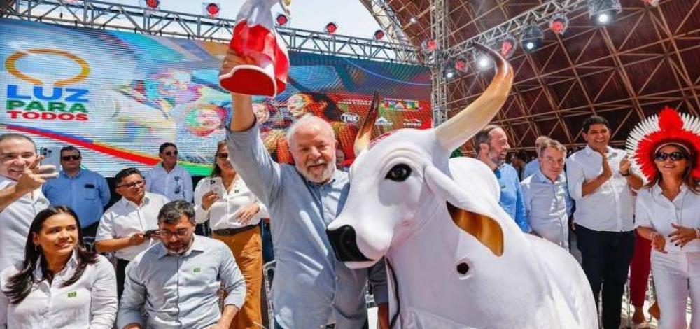 Lula assina decreto para importar energia da Venezuela