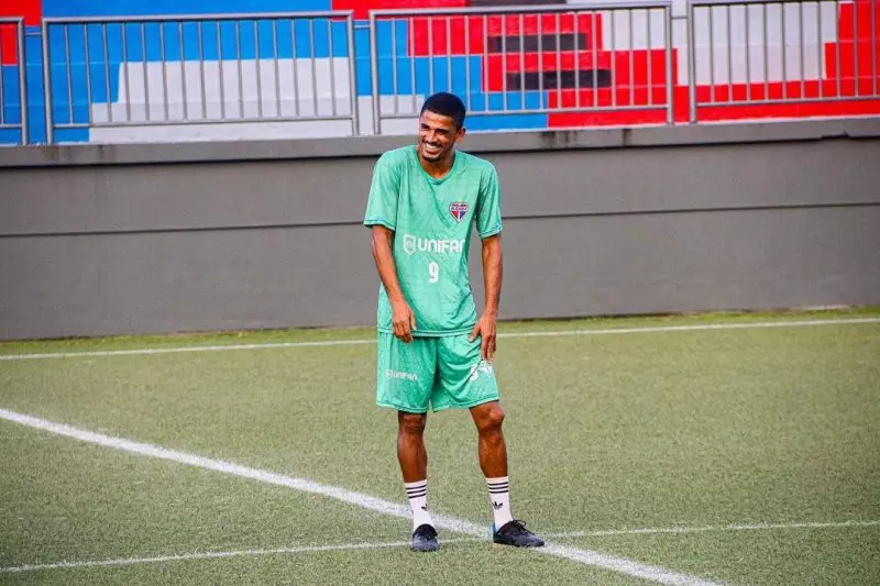 Atacante do Bahia de Feira morre durante treino