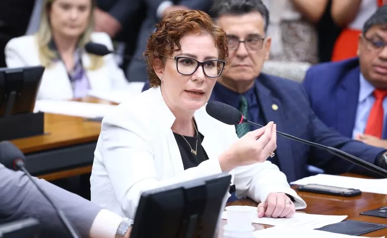 Gilmar Mendes vota para tornar Zambelli ré em caso de perseguição armada