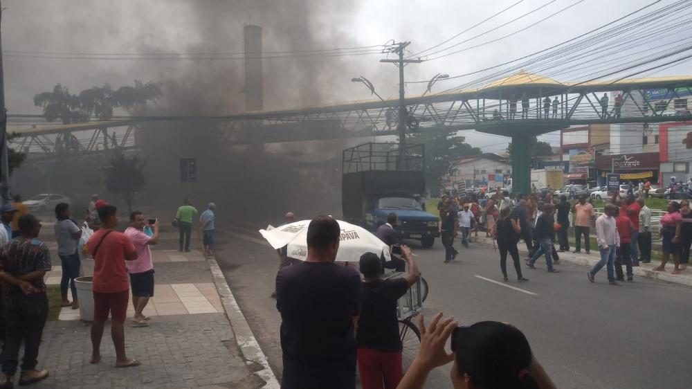 Ligeirinhos ateiam fogo a pneus em protesto em Camaçari