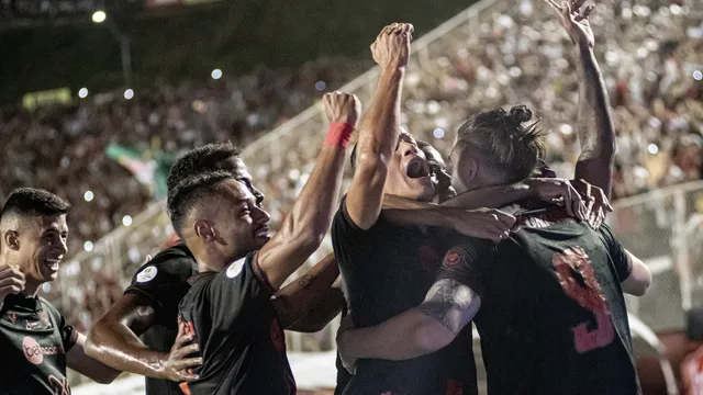 No sufoco, Vitória vence Ceará no Barradão e segue na luta pela liderança 