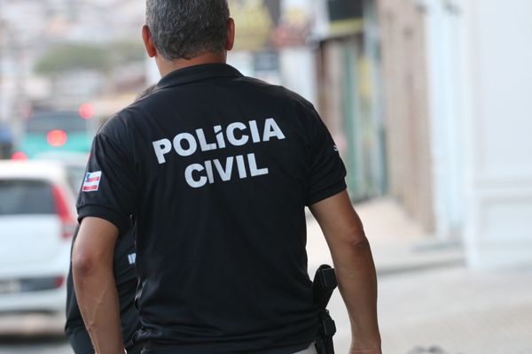 Detido com arma, homem tenta se passar por policial mas é preso na Paralela