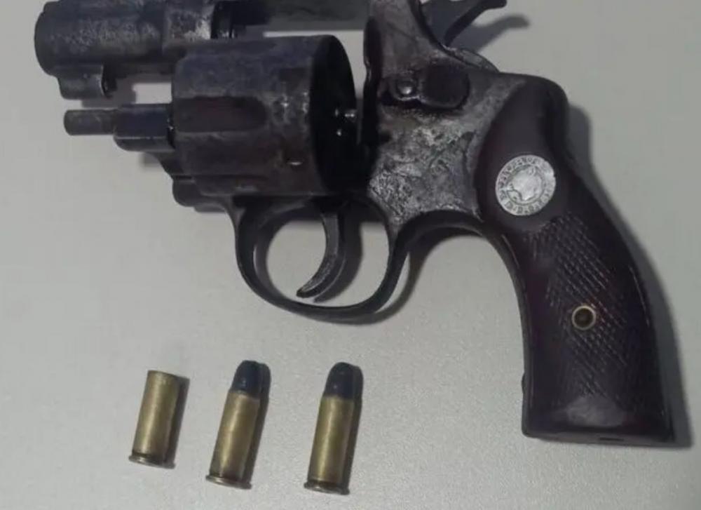 Foragido por homicídio é preso com arma de fogo em Camaçari