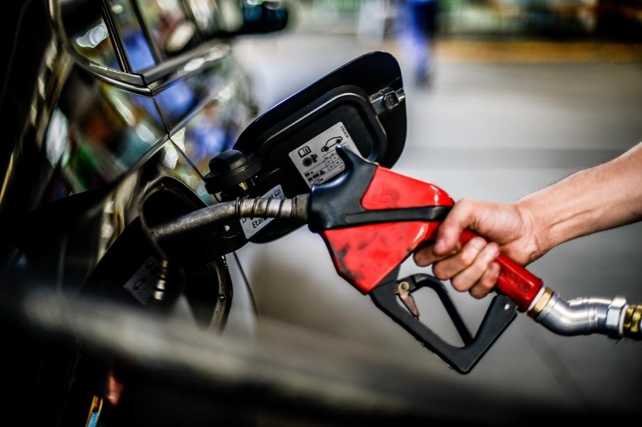 Preço da gasolina sobe para R$ 2,93 por litro nas refinarias; diesel vai para R$ 3,80