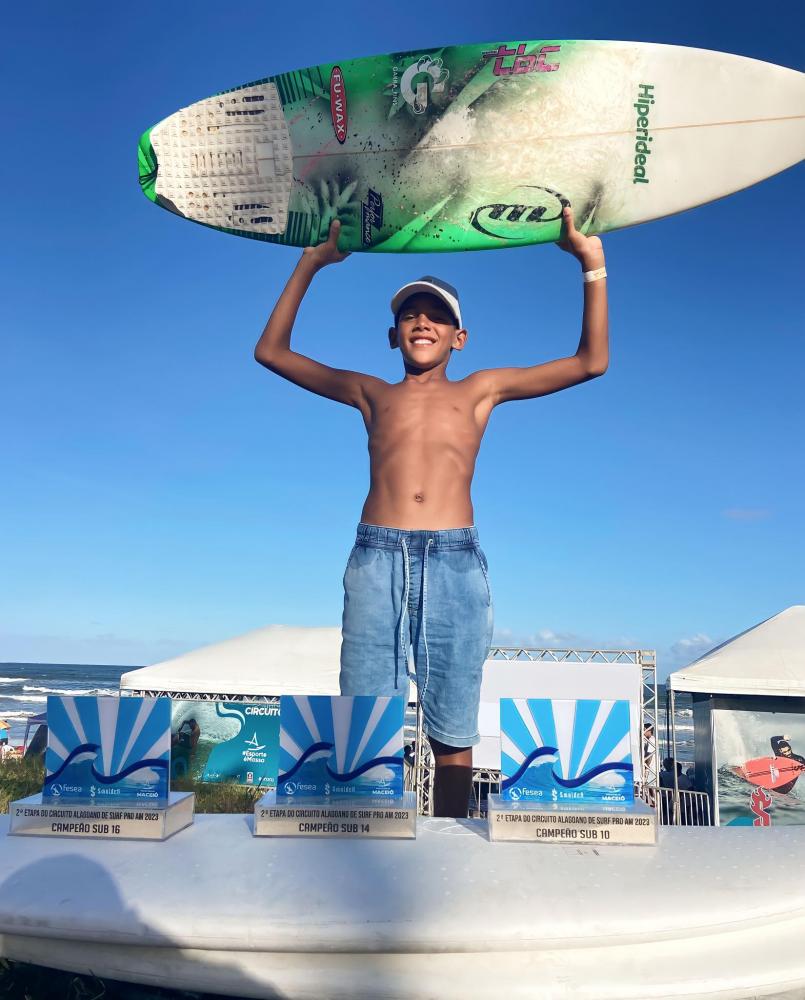  Davi Lucca passa o rodo em circuito alagoano de surf e se consagrou campeão em três categorias