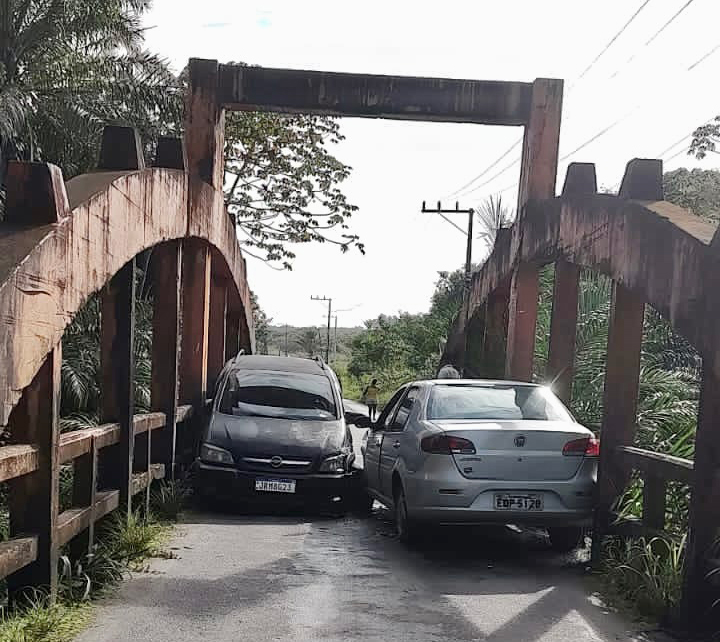 Motoristas do transporte 'ligeirinho' colidem na ponte da divisa Dias d'Ávila / Mata de São João 