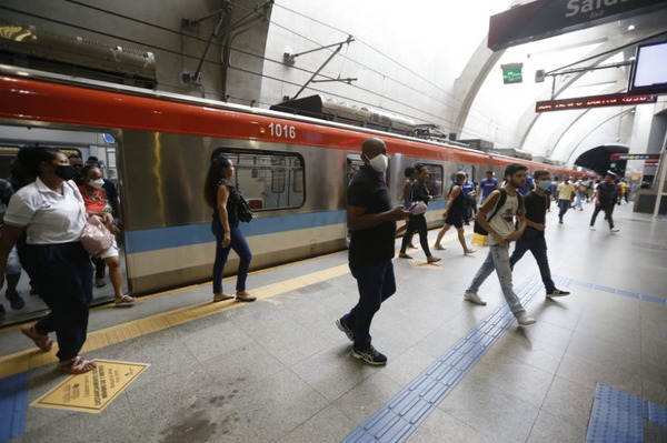 Passageiros relatam arrastão no metrô; CCR diz que houve tumulto