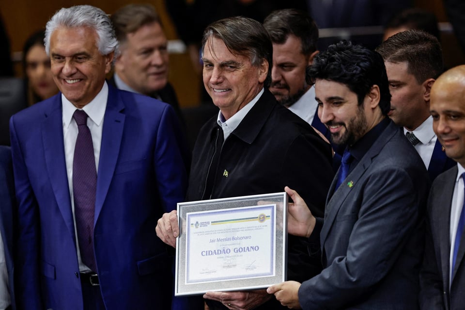 Em evento com apoiadores, Bolsonaro recebe título de cidadão goiano 