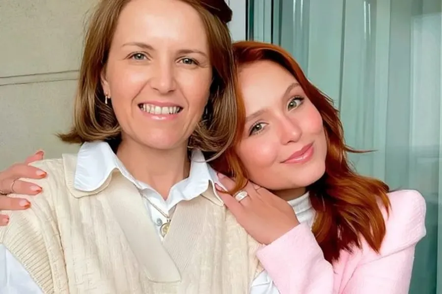 Mãe de Larissa Manoela rebate acusações da filha
