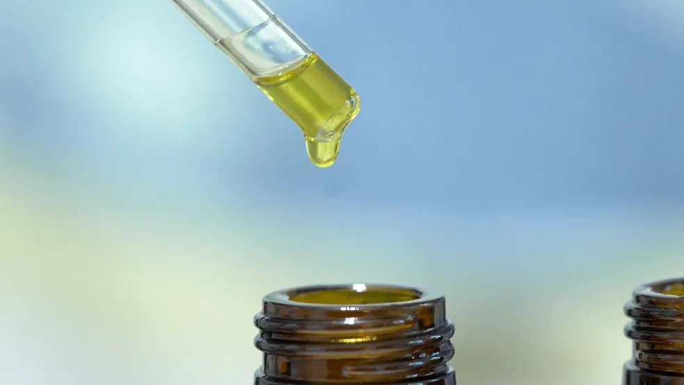 Justiça determina que plano pague óleo de cannabis para criança na BA