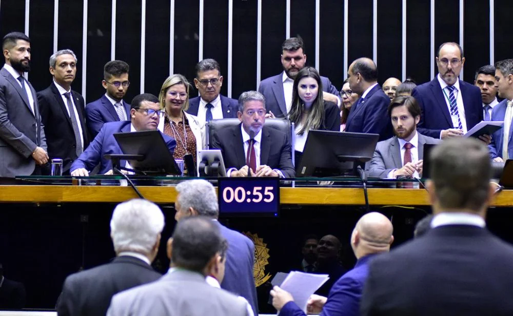 Câmara aprova MP que concede aumento salarial a servidores federais