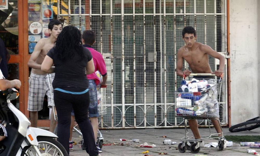 Mais de 50 pessoas são presas após saques a mercados na Argentina