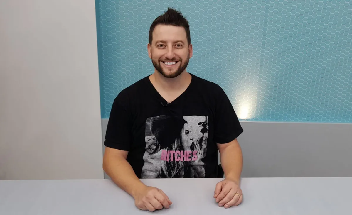 SBT demite comediante após piada com pai falecido de Gustavo Mosquito