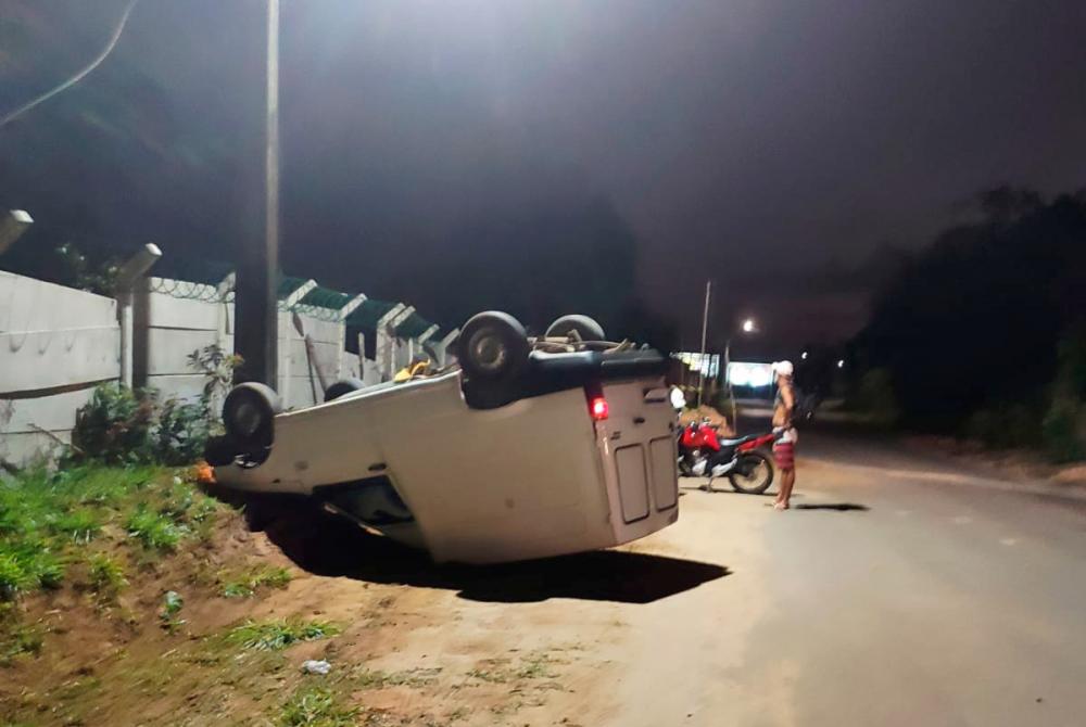 Carro de entregas do Mercado Livre se envolve em acidente no Açu da Torre