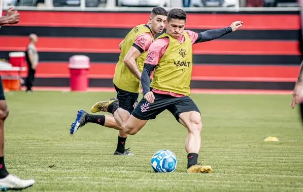 Osvaldo treina normalmente e pode ser opção para o Vitória