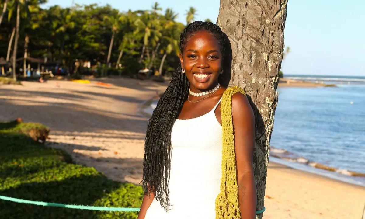 Clara Moneke curte resort de luxo com namorado em Praia do Forte 
