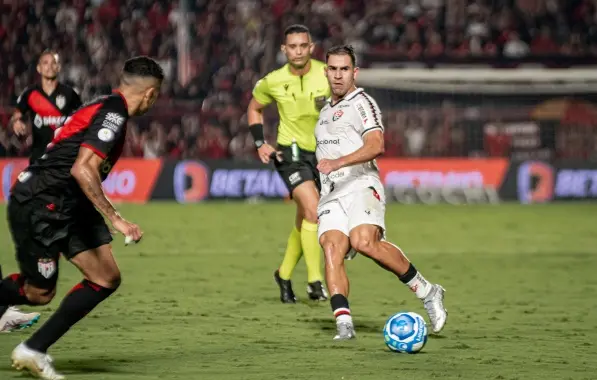 Com um a menos, Vitória empata com o Atlético-GO e amplia vantagem na liderança da Série B