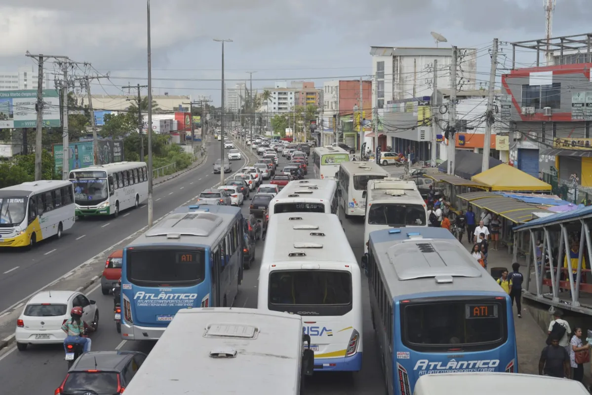 Rodoviários protestam e travam trânsito em Lauro de Freitas