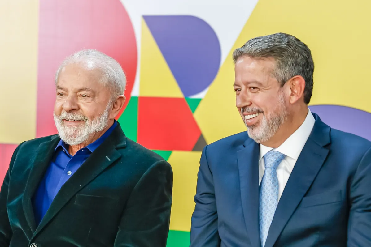 Negociando com o centrão, Lula anuncia criação de novo ministério