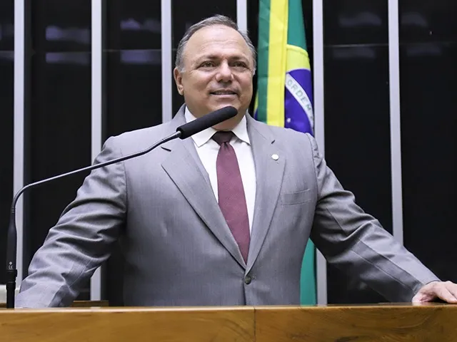 Governo irá enviar proposta para proibir militar em cargo político