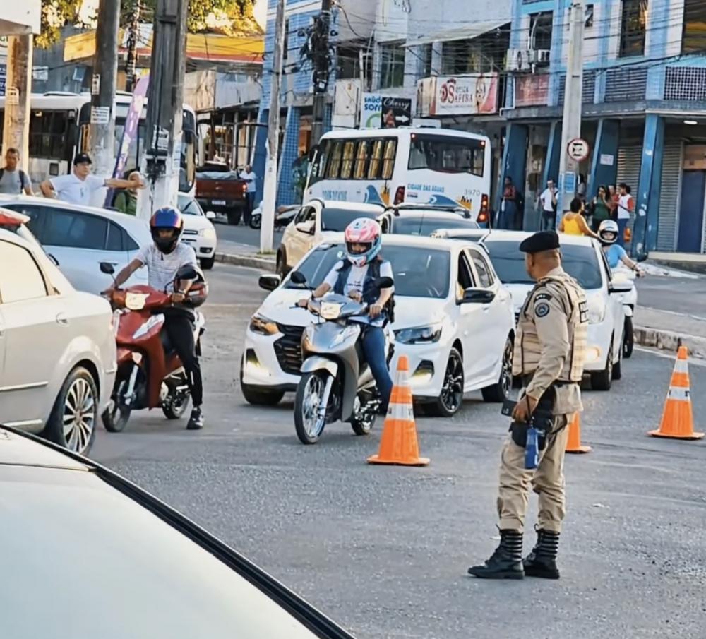 Vereadores de Dias d'Ávila voltam a criticar blitzes do Detran na Praça ACM 