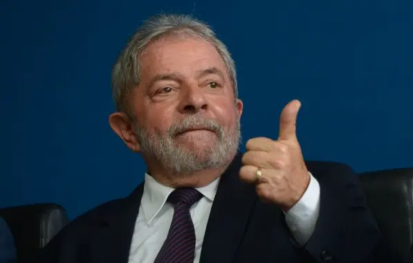 Lula marca cirurgia no quadril para 29 de setembro em Brasília