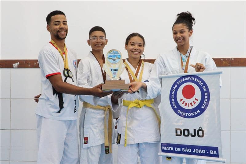 Alunos de Mata de São João são medalhistas em campeonato de Karatê