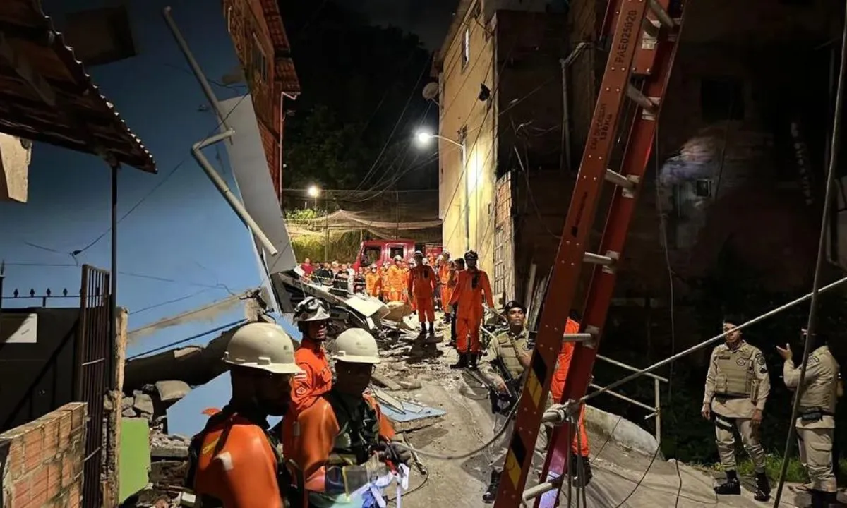 Prédio de três andares desaba em bairro de Salvador
