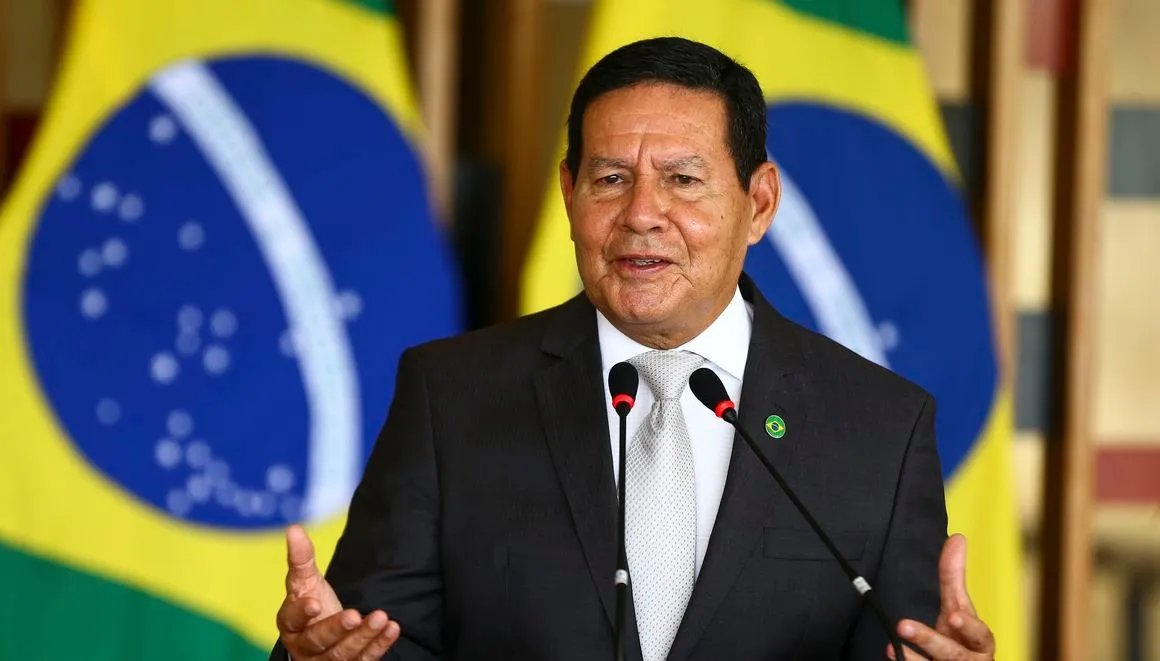 Esposa de Mourão aparece em folha de pagamento vinculada ao exército