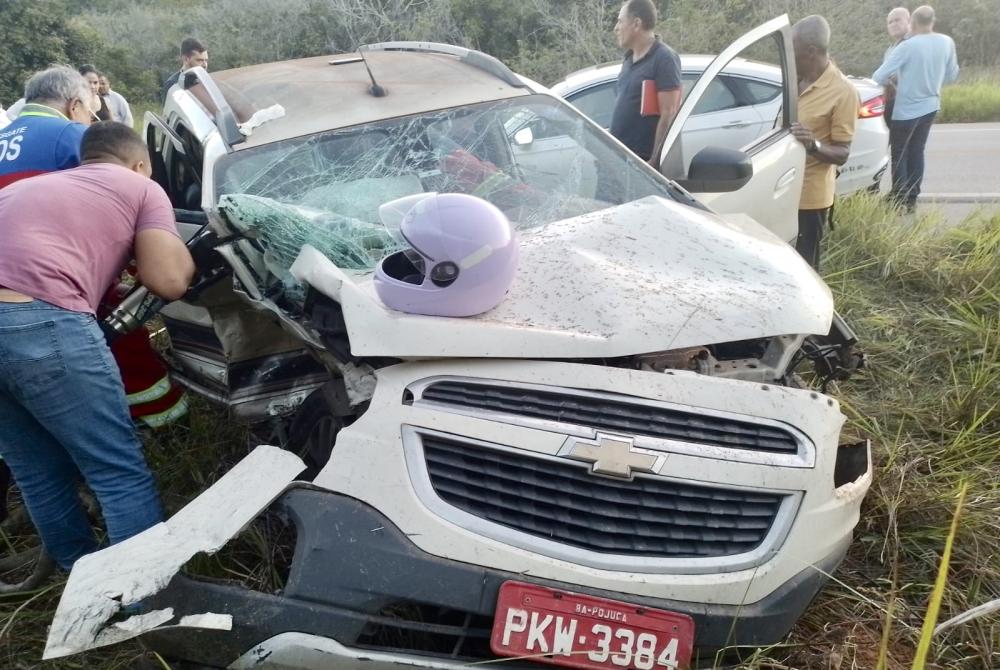 Colisão entre dois carros deixa três feridos na BA-093, próximo a Amado Bahia