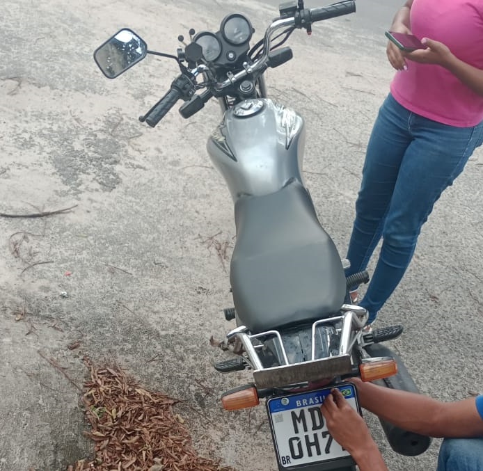 Criminosos armados roubam motocicleta no Lessa Ribeiro