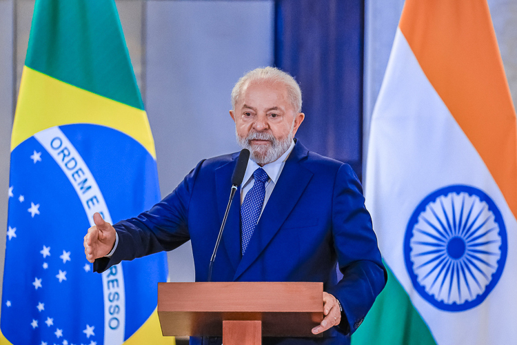 Lula anuncia que 