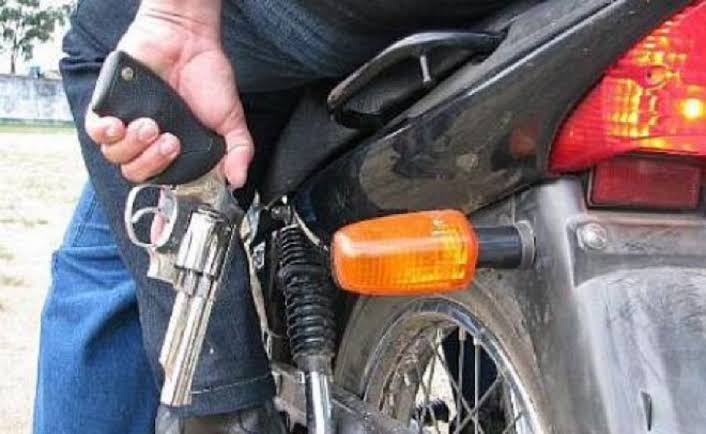 Dupla armada em motocicleta faz arrastão no Centro de Mata de São João 