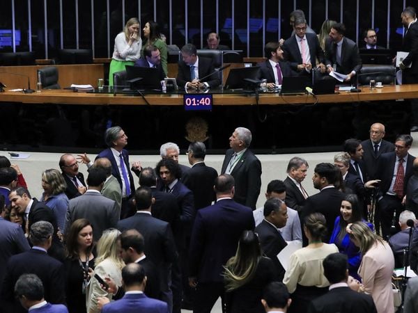 Câmara aprova reforma que altera a Lei da Ficha Limpa e fragiliza a transparência eleitoral