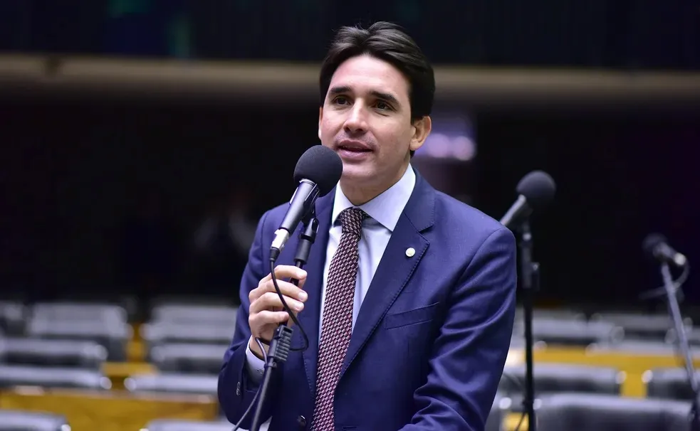Novo ministro de Portos e Aeroportos fala em baratear passagens aéreas