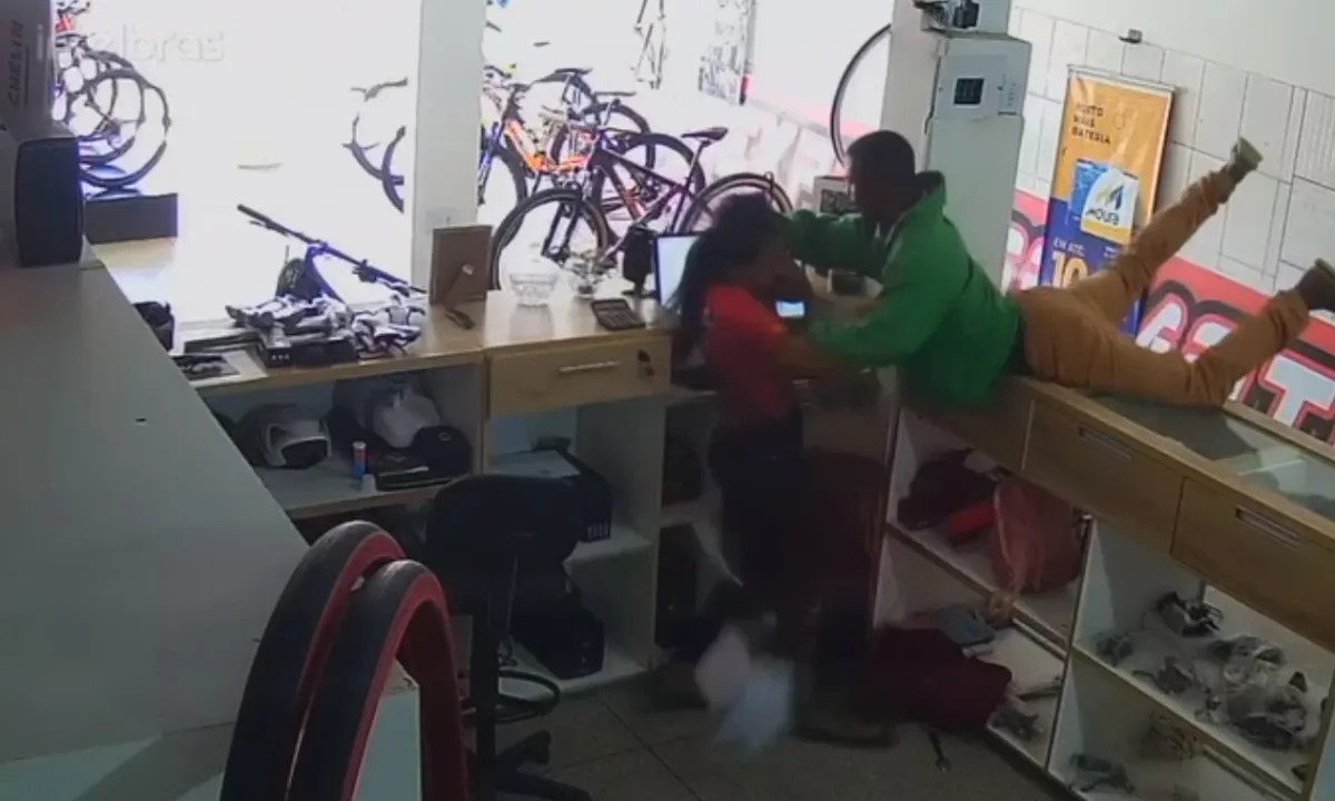 Homem é preso após lutar com vendedora e roubar celular em Catu