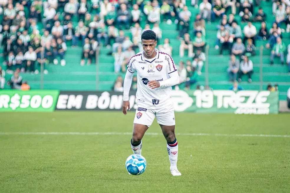Felipe Vieira passa por cirurgia e Vitória acerta com novo lateral