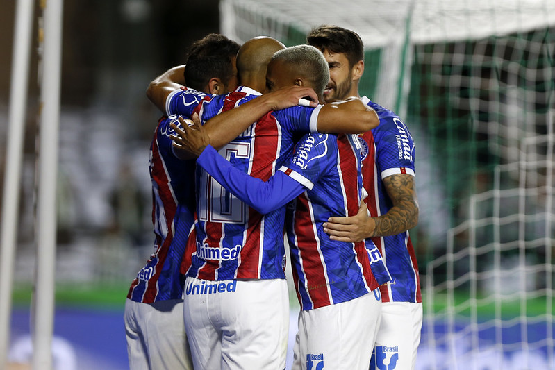 Após sofrer gol relâmpago, Bahia reage, vence o Coritiba e se afasta da zona de rebaixamento