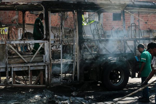 Bandidos usaram sofá para incendiar ônibus em Castelo Branco