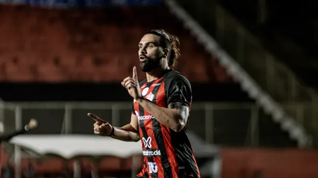 Vitória supera o Avaí no Barradão e retoma a ponta da Série B
