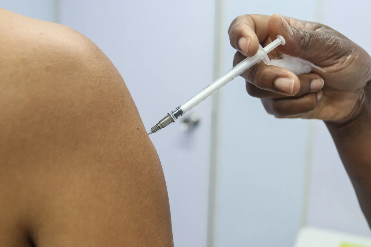 Vacinação pode conter avanço da nova variante Éris